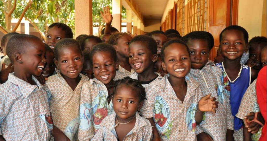Ecole afrique enfants souriants