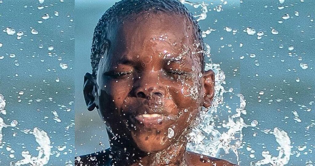 DZALEU.com : African Lifestyle Magazine – Enfant africain sous la pluie @visitmaputo