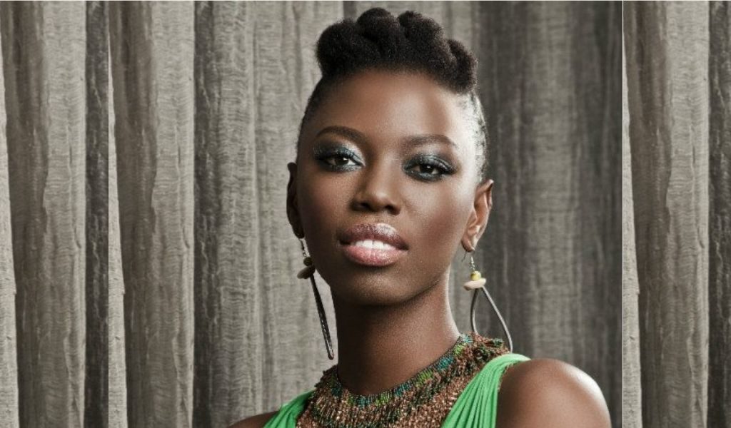 Lira (Afrique du sud) en mode afro court