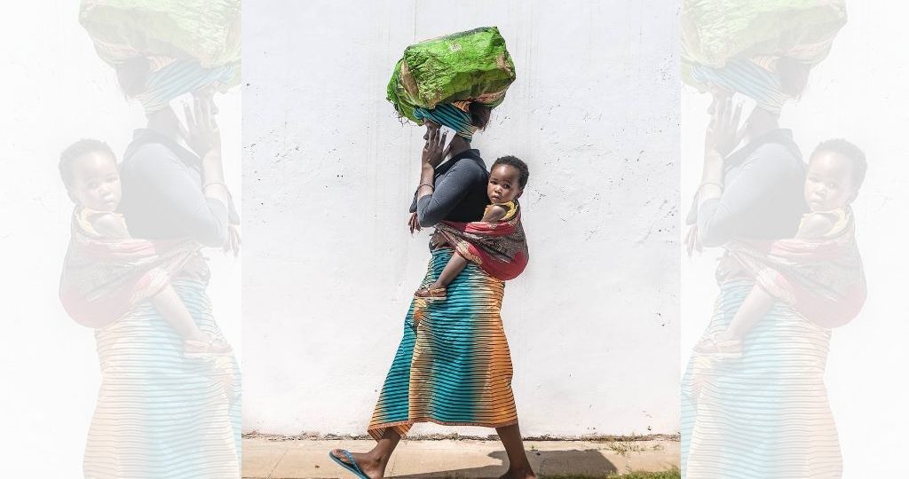 DZALEU.COM - African Lifestyle magazine - Mère portant enfant au dos
