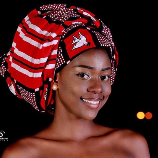 Danielle Flora Ouedraogo (Miss Burkina-Faso 2019) en foulard
