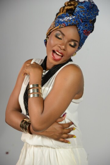Yemi Alade (Chanteuse, Nigeria) en foulard