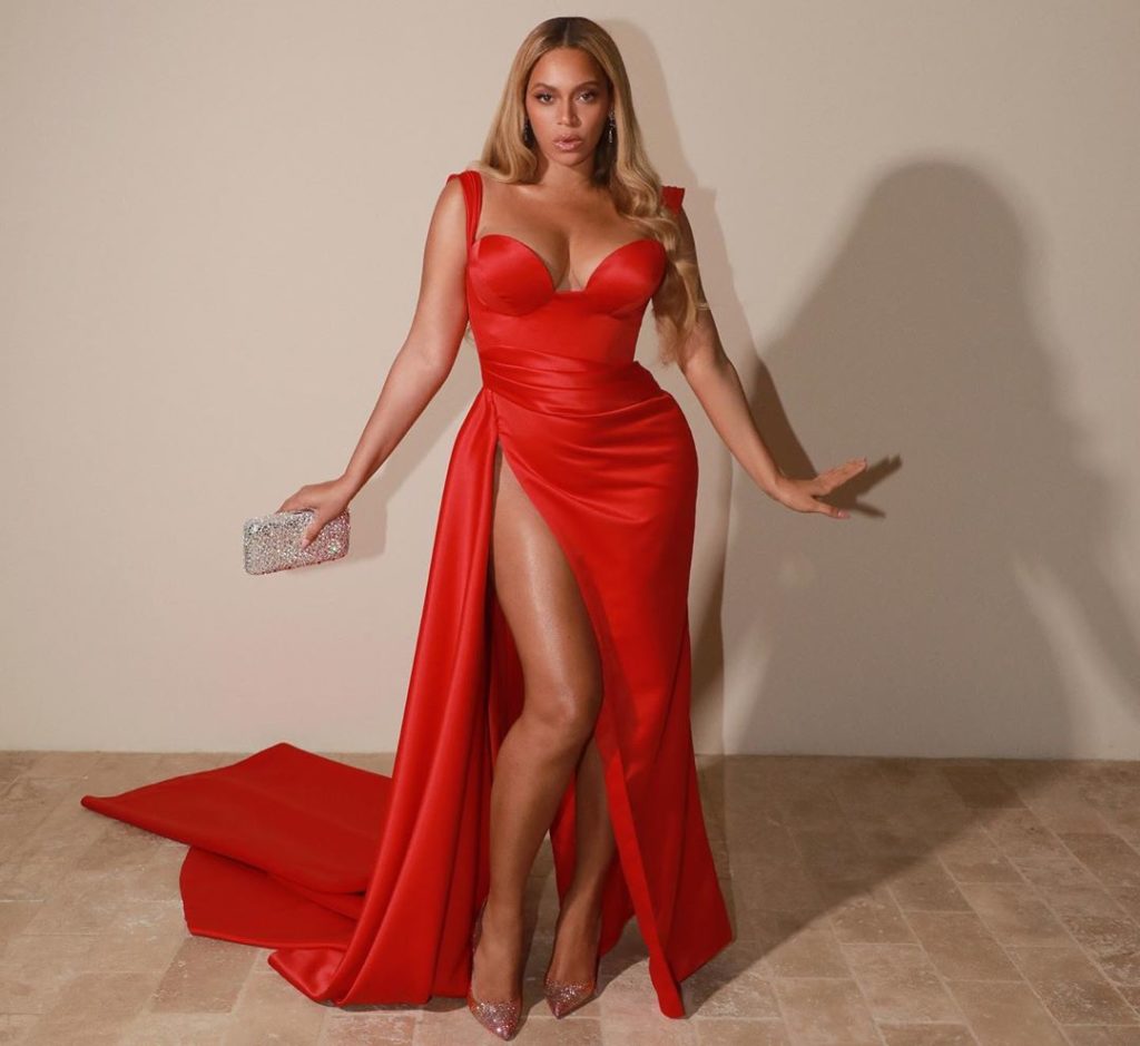 Beyoncé en robe rouge glam