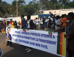 Yaoundé : Des jeunes camerounais manifestent le 24 février 2020 contre la France