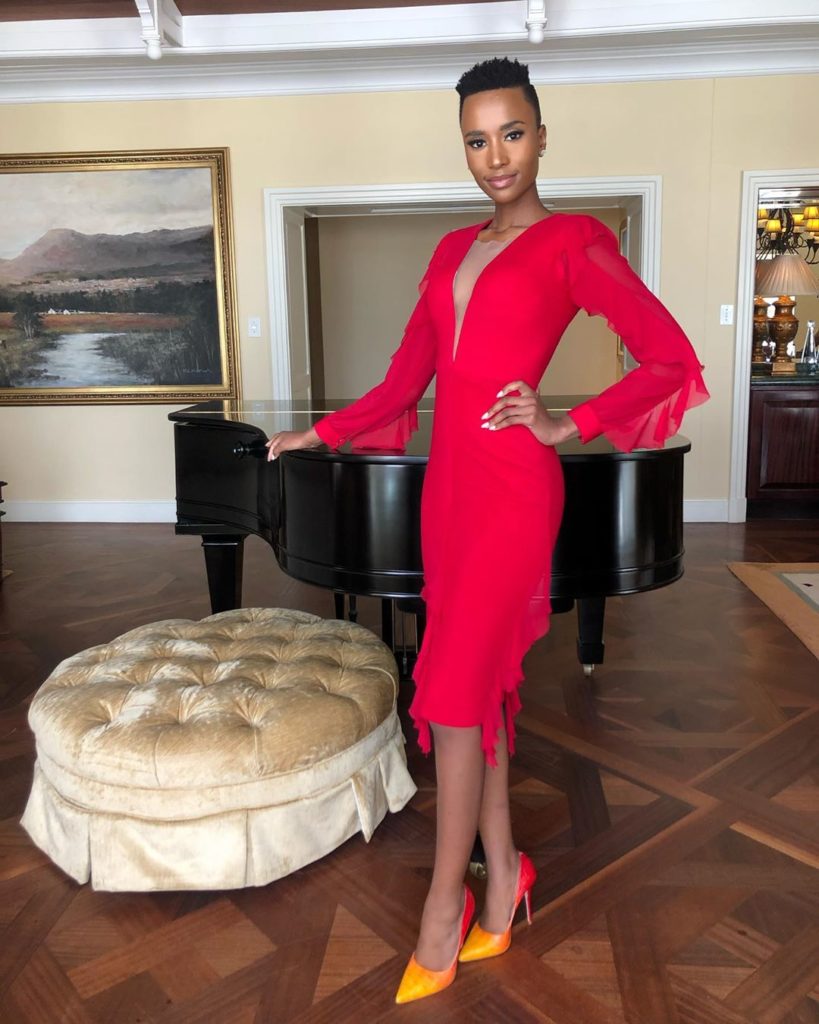 Zozibini Tunzi, Miss Univers 2019 en mode robe rouge