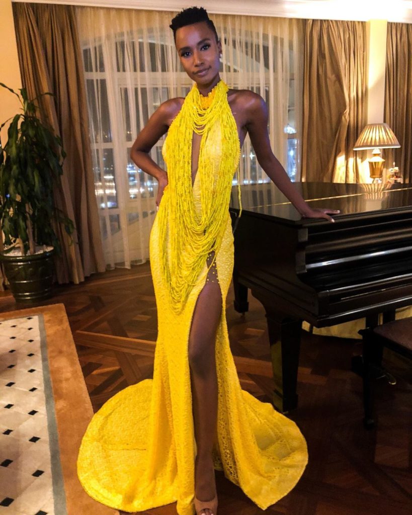 Zozibini Tunzi, Miss Univers 2019 en mode robe jaune