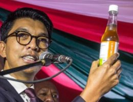 Andry Rajoelina, président de Madagascar présente Covid-Organics le remède malgache contre le coronavirus