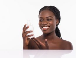 Beauté africaine et astuces naturelles sur Dzaleu.com : fille en rasta souriante