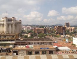 Yaoundé Ongola Ewondo - Le marché central vu depuis le Boulevard du 20 mai