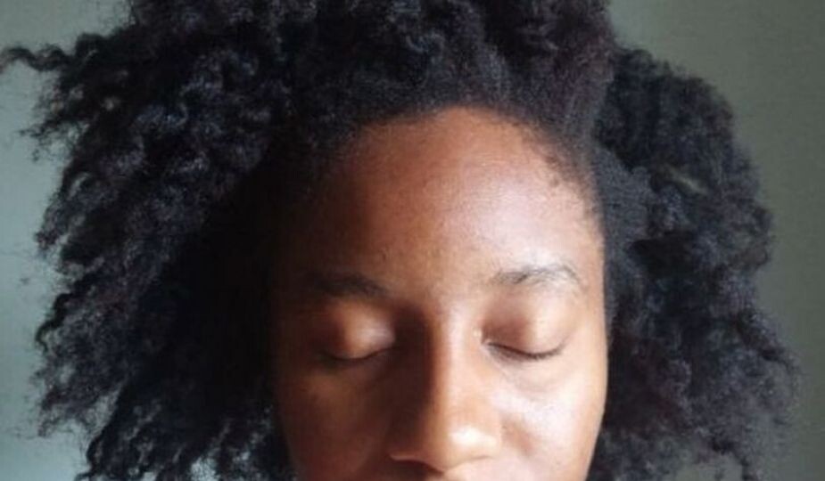 Dzaleu soins cheveux : fille en afro twist