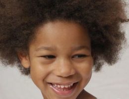 Enfants sur Dzaleu.com : fillette africaine en afro