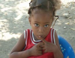 Enfants sur Dzaleu.com : fillette africaine en tresses au fil