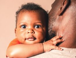 pere africain et son bébé - Black father with new son