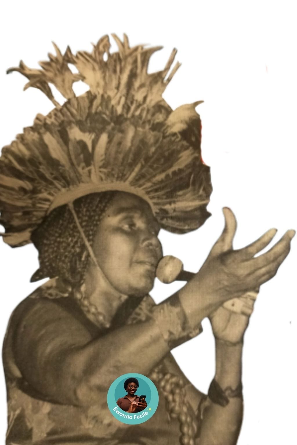 La chanteuse camerounaise Anne-Marie Nzie en tenue traditionnelle Ekang coiffe de plumes