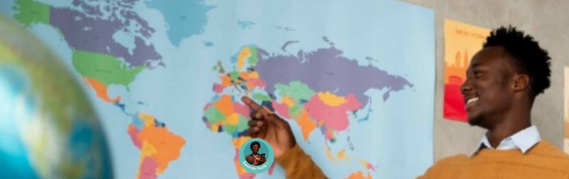 Photo d'un jeune homme africain pointant une mappemonde colorée avec l'Afrique au centre. Cette photo symbolise les quiz Ewondo de Dzaleu Ecole